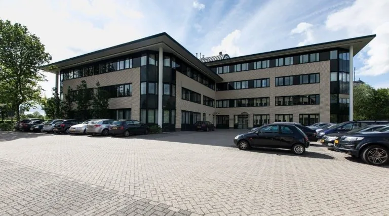 De parkeerplaats op eigen terrein bij Gezondheidscentrum Vijverstaete