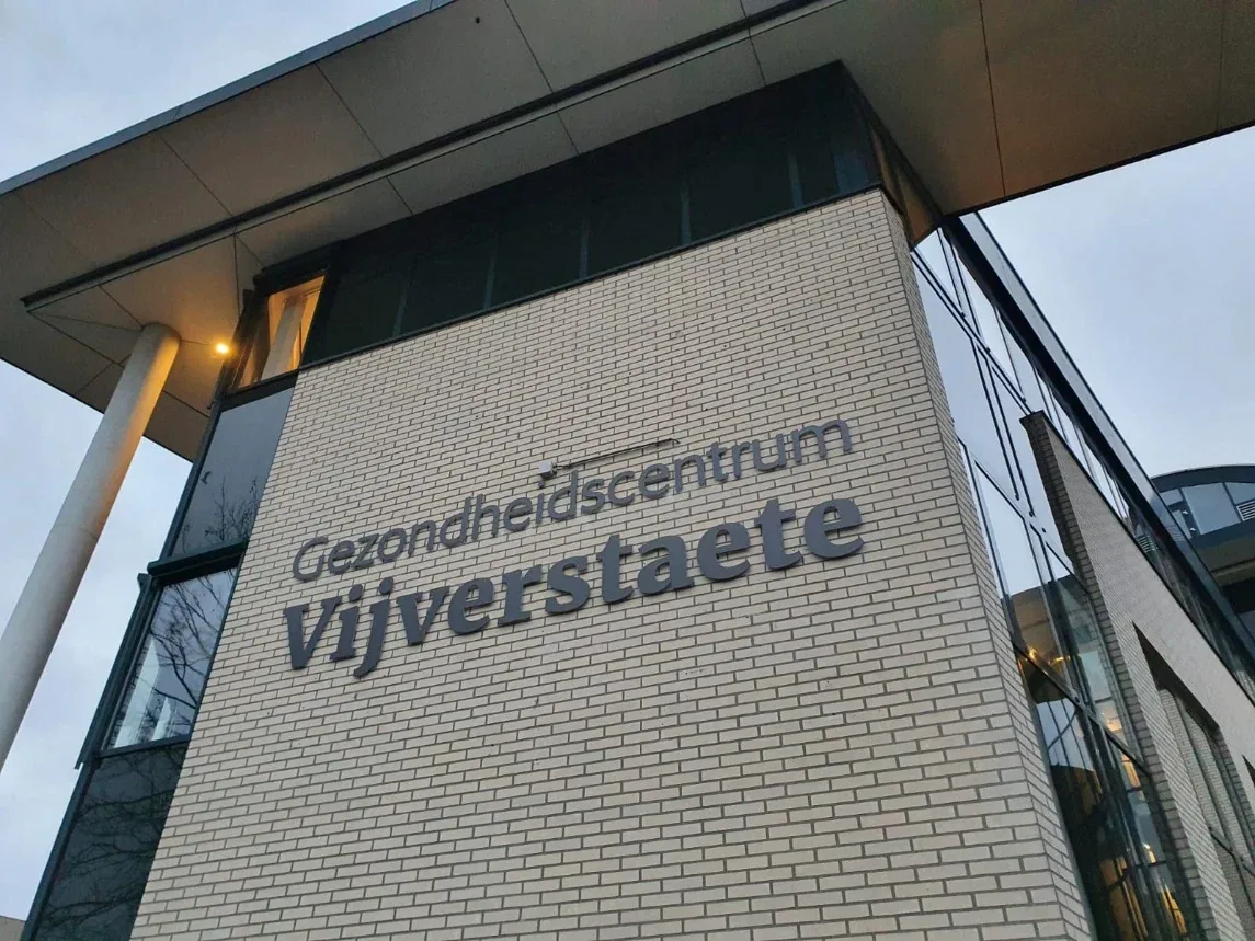 Vooraanzicht van Gezondheidscentrum Vijverstaete aan de Piet Heinstraat 11 in Zutphen