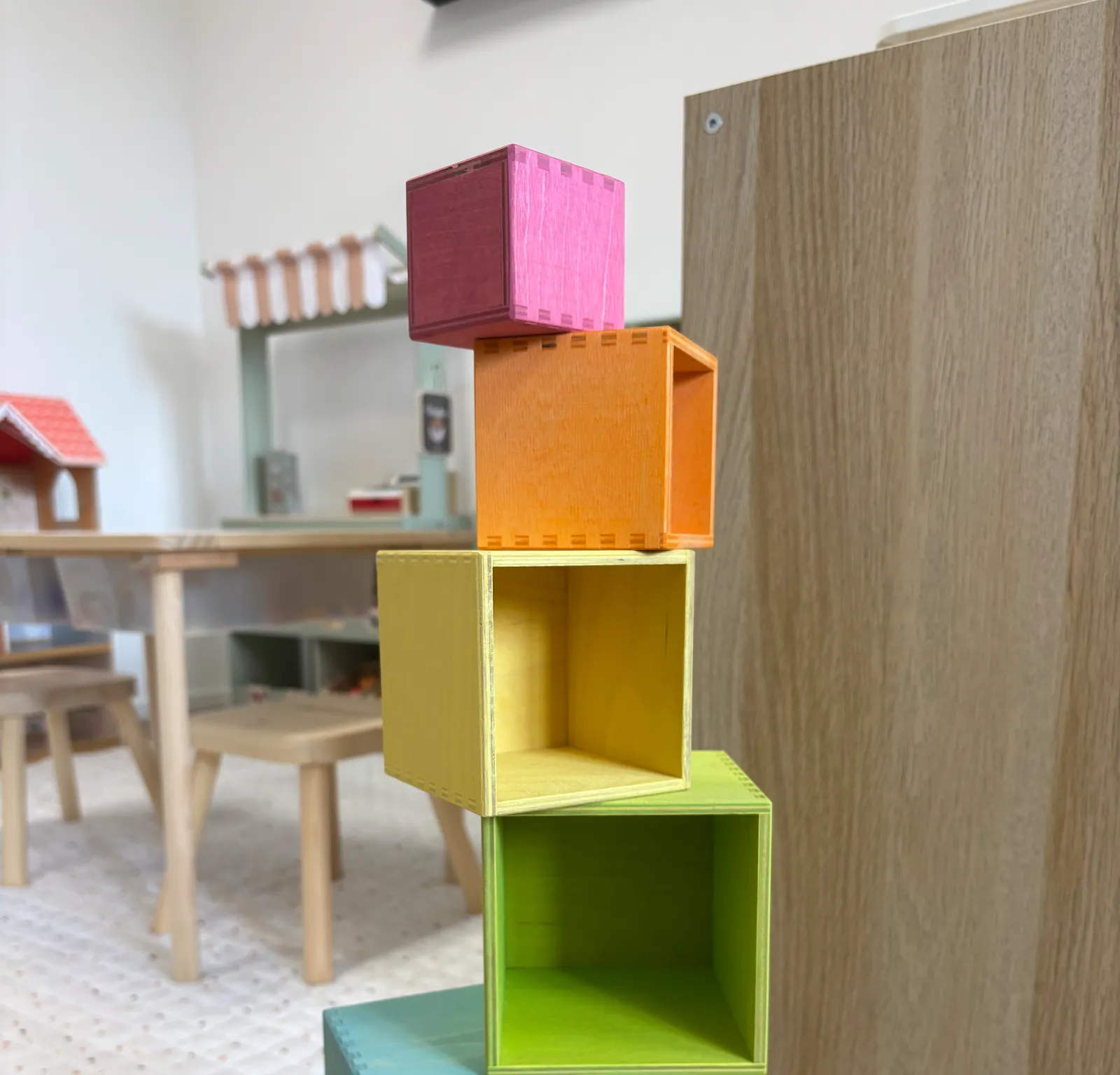 Een toren van gekleurde houten blokken in de spelkamer